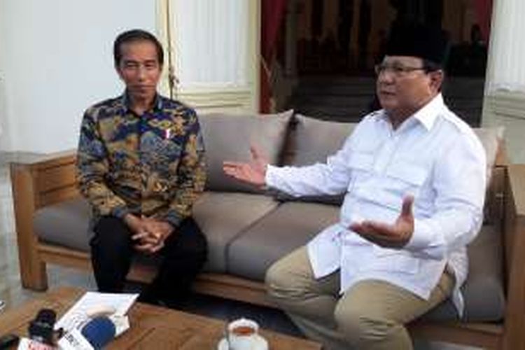 Presiden Joko Widodo dan Ketua Umum Gerindra Prabowo saat bertemu di Istana Merdeka Jakarta, Kamis (17/11/2016).