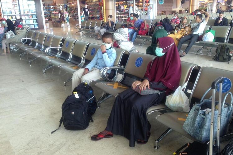 Suasana ruang tunggu penumpang di Bandara Internasional Lombok, setelah diterapkan social distancing