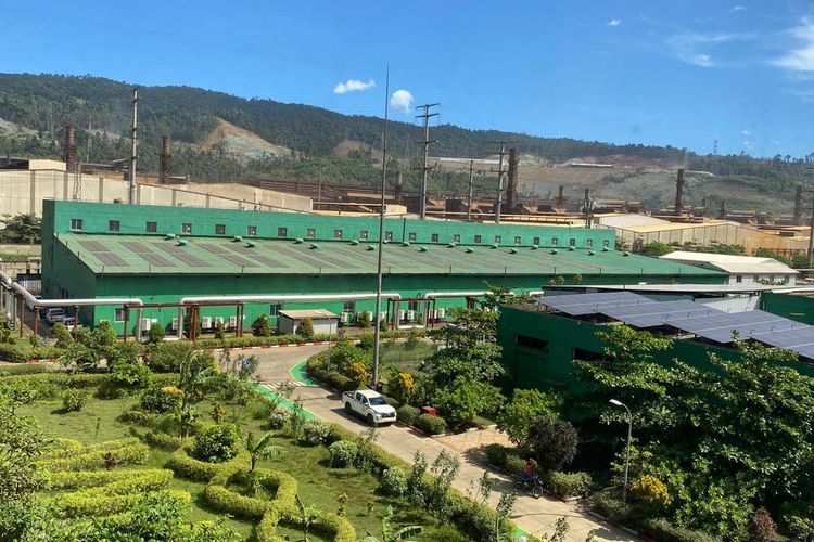 Kawasan IWIP menggunakan PLTS untuk menyalurkan energi listrik bersih dalam operasional perusahaan. 