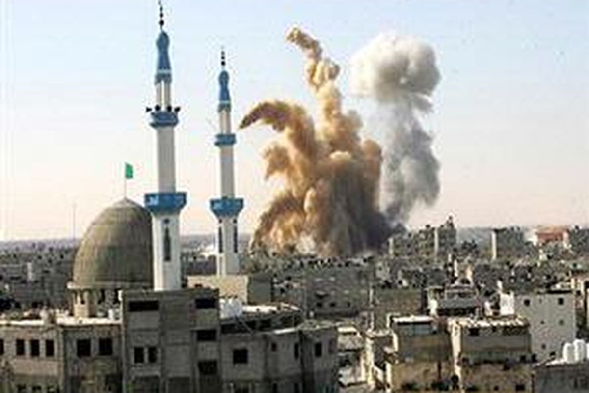 Asap tebal membumbung tinggi menyusul serangan udara Israel di Rafah, Jalur Gaza, Januari 2009 lalu. 