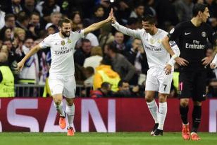 Pemain belakang Real Madrid, Jose Ignacio Fernandez Iglesias atau Nacho (kiri), merayakan golnya ke gawang Paris Saint-Germain pada lanjutan Liga Champions di Stadion Santiago Bernabeu, Selasa (3/11/2015).