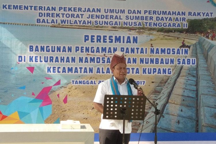 Ketua Komisi V DPR RI Fary Djemi Francis menghadiri peresmian bangunan pengaman Pantai Namosain di Kelurahan Namosain, Kecamatan Alak, Kota Kupang, Nusa Tenggara Timur (NTT), Kamis (26/10/2017).
