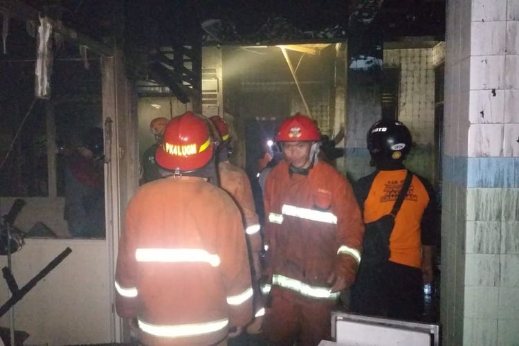 Petugas damkar saat memadamkan api di RS Bethesda lempuyangwangi