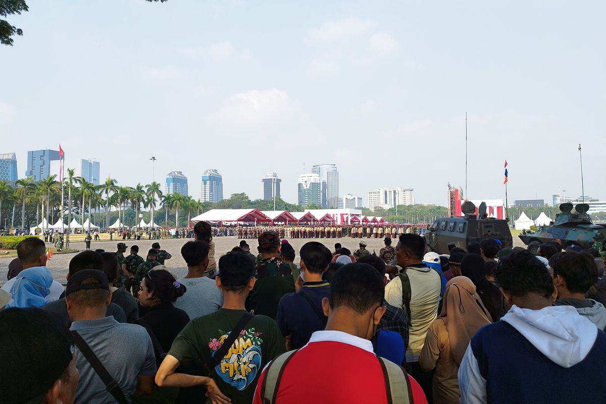 Warga antusias ikut meramaikan HUT TNI ke-78 di Monas, Gambir, Jakarta Pusat, Kamis (5/10/2023). (KOMPAS.com/XENA OLIVIA)