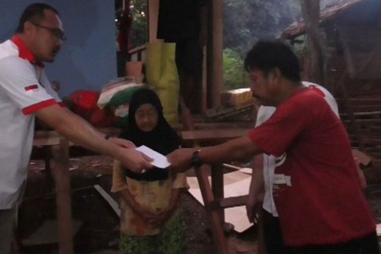 Hasamu (70 tahun), nenek sebatangkara yang terpaksa makan singkong di hutan untuk bertahan hidup akhirnya dapat bantuan pondok beserta isinya.