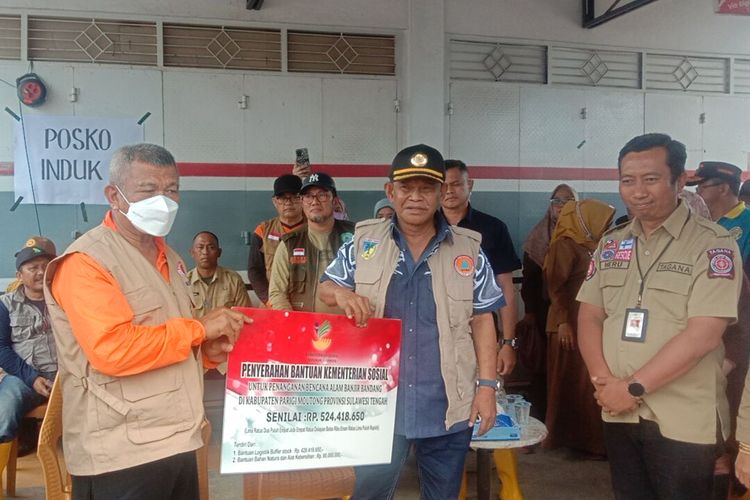 Gubernur Sulawesi Tengah (Sulteng) Rusdy Mastura meninjau lokasi bencana banjir di Torue, Parigi Moutong sekaligus menyerahkan berbagai bantuan, Senin (1/8/2022).
