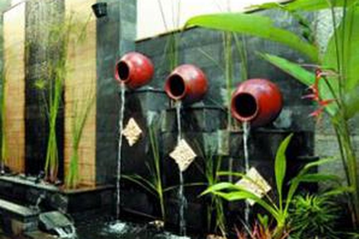 Taman hijau menambah indah tampilan hunian. Kolam ikan melengkapinya. Gemericik aliran air kolam menambah sejuk suasana.