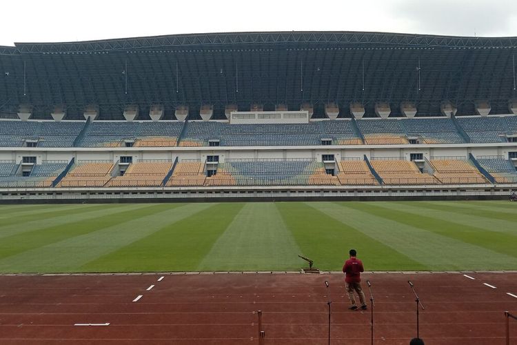 Menteri Pemuda dan Olahraga (Menpora) Zainudin Amali tengah mengecek kelayakan dan Kenyaman Stadion GBLA, Kota Bandung Jawa Barat, Jumat (22/7/2022). Menpora telah menyatakan bahwa GBLA layak menjadi tempat penyelenggaraan pertandingan sepakbola Liga I 2022 -2023 dan 'homebase' Persib Bandung.