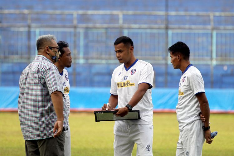 Asisten pelatih Arema FC Charis Yulianto menjelaskan persiapan program latihan perdana kepada Kuncoro dan Singgih Pitino serta General Manajer Ruddy Widodo di Stadion Kanjuruhan Kabupaten Malang, Senin (03/08/2020) sore.