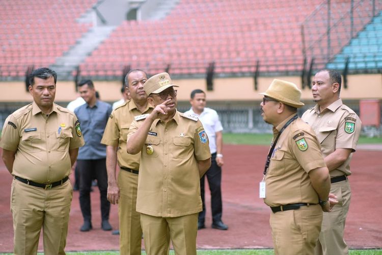 Pj Gubri Rahman Hadi terlihat meninjau kondisi terkini Stadion Utama Riau bersama sejumlah perwakilan dari Dinas Pemuda dan Olahraga (Dispora) Riau, Senin (14/10/2024). 