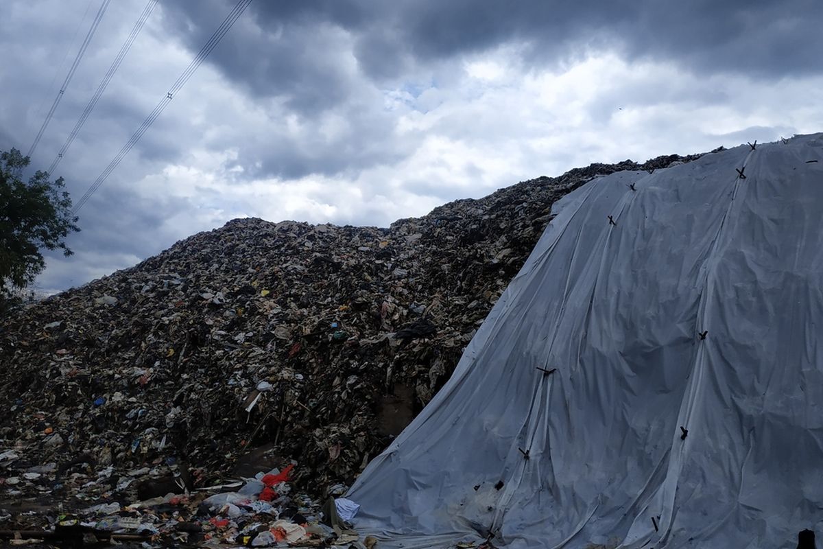 Timbunan sampah di Tempat Pembuangan Akhir (TPA) Cipayung, Depok, Jawa Barat.