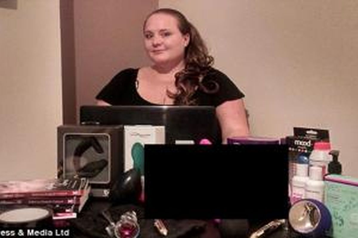 Beth Kennerh (32) mendulang penghasilan tinggi lewat profesi sebagai penguji sex toys