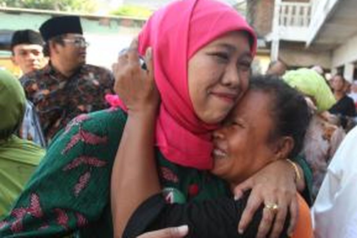 Seorang pedagang di Pasar Bulakbanteng, Surabaya, memeluk calon gubernur Jawa Timur Khofifah Indar Parawansa, Sabtu (24/8/2013).