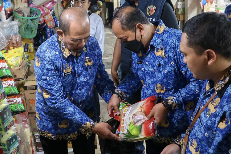 Pemkot Surabaya saat sidak di Pasar Tambahrejo, Kamis (17/7/2025).