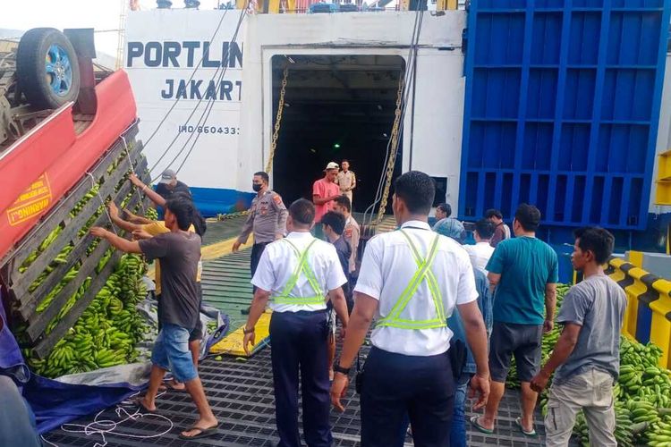 Mobil pikup pengangkut pisang terguling di Pelabuhan Bakauheni, Selasa (6/12/2022) pagi. Diduga muatan kendaraan terlalu banyak sehingga mobil itu terguling saat mau masuk kapal.