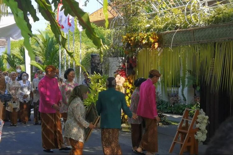 Prosesi siraman Kaesang Pangarep di kediaman Presiden Jokowi Sumber, Banjarsari, Solo, Jawa Tengah, Jumat (9/12/2022).