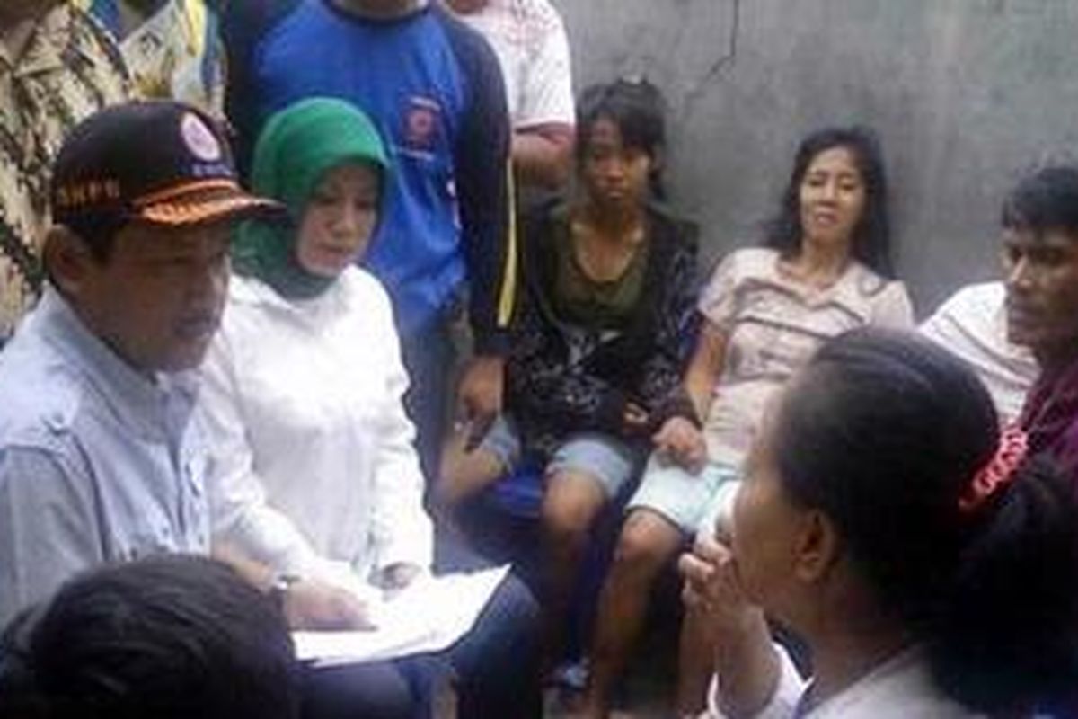 Bupati Bogor Rachmat Yasin memberi santunan kepada keluarga korban jembatan ambruk, Minggu (19/2/2012). 