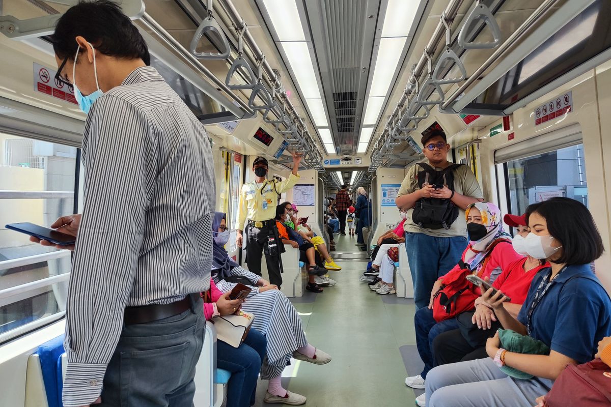 Kondisi LRT dari Stasiun TMII menuju Stasiun Dukuh Atas pada Jumat (22/9/2023) pagi. 