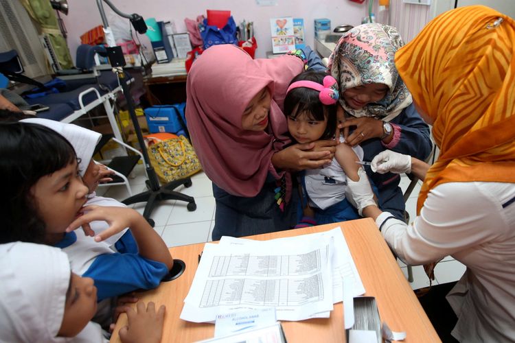 Sejumlah siswa taman kanak-kanak mendapatkan imunisasi difteri di Puskesmas Kalimulya, Depok, Jawa Barat, Rabu (13/12/2017). Kota Depok masuk dalam kategori kejadian luar biasa (KLB) difteri setelah sejak November 2017, kasus infeksi difteri di Jawa Barat mencapai 109 kasus, 13 orang di antaranya meninggal.