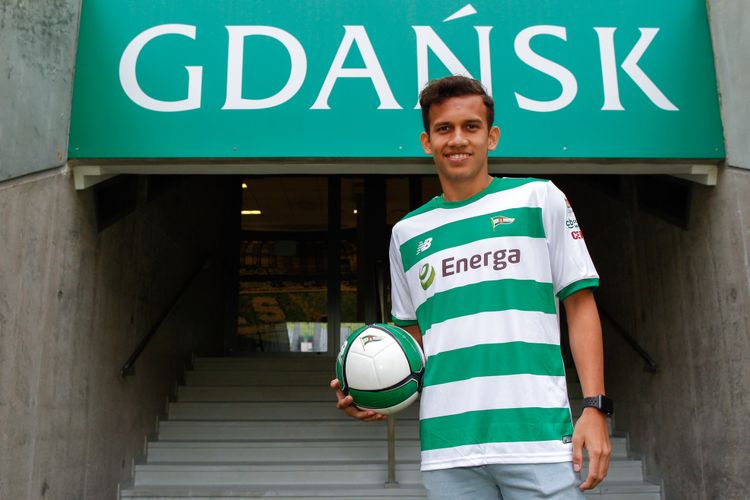 Egy Maulana Vikri resmi berstatus sebagai pemain profesional klub Liga Polandia, Lechia Gdansk, per 9 Juli 2018.