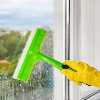 Ilustrasi membersihkan kaca jendela