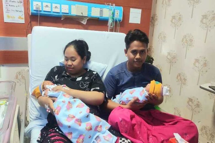 Salah satu peserta JKN, Silaturahmi dan suami bersama bayi kembarnya 