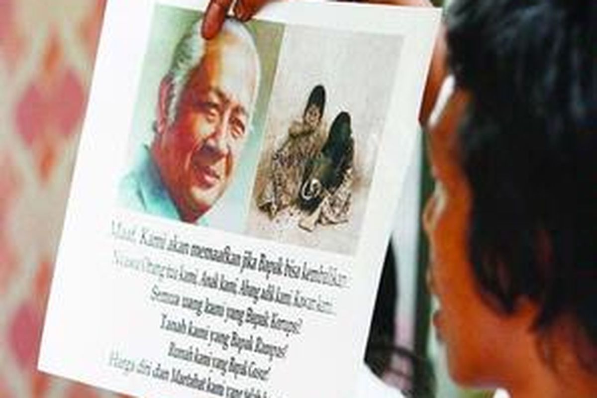 Aktivis Adian Napitupulu memegang poster bergambar mantan Presiden Soeharto saat sejumlah aktivis memberikan keterangan tentang wacana kasus hukum bagi mantan Presiden Soeharto di Jakarta