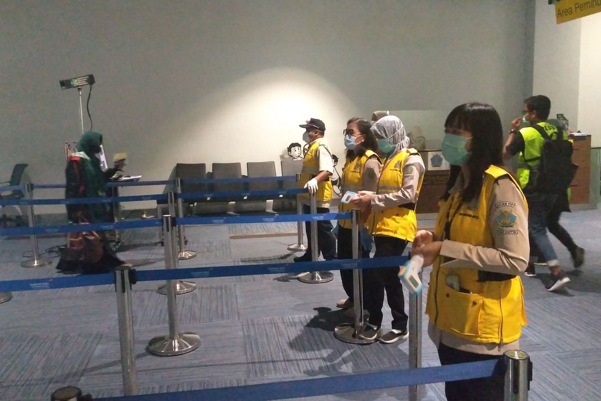 Petugas Kesehatan berjaga untuk memeriksa penumpang di kedatangan internasional Bandara Soekarno-Hatta, Rabu (4/3/2020)