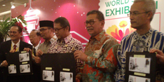 Deddy Mizwar Tandatangani Sampul Hari Pertama World Stamp Exhibition 