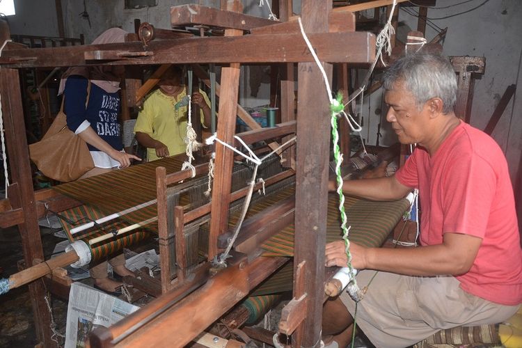 Ilustrasi pengrajin kain lurik.