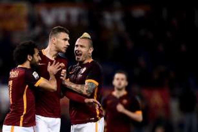 Tiga pemain AS Roma, Mohamed Salah (kiri), Edin Dzeko (tengah), dan Radja Nainggolan, melakukan selebrasi usai membobol gawang Palermo, dalam lanjutan Serie A di Stadion Olimpico, Minggu (22/2/2016) atau Senin dini hari WIB.