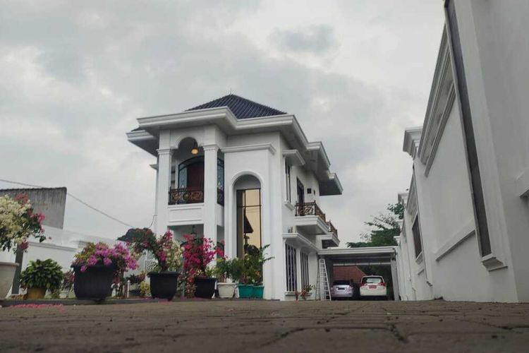 Rumah mewah milik Rektor Unila Karomani yang baru selesai dibangun sejak setahun terakhir di kawasan Bataranila, Kecamatan Rajabasa Jaya, Lampung Selatan.