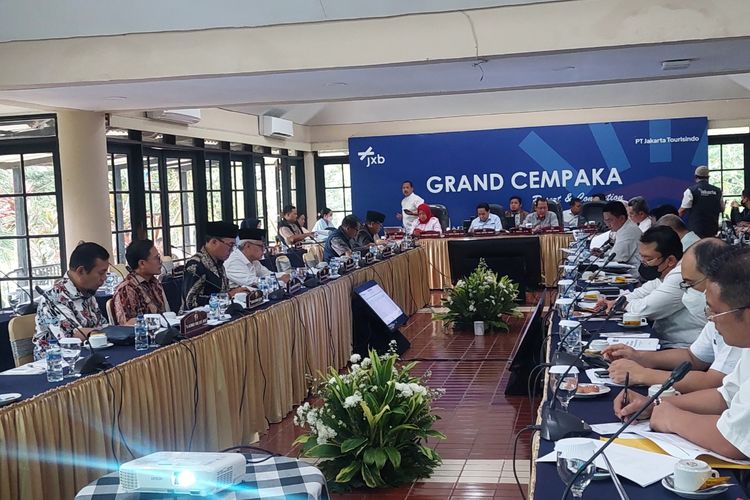 Suasana Komisi B DRPD DKI Jakarta saat rapat bersama dengan Dishub DKI tentang rancangan APBD DKI Tahun Anggaran 2023 di Grand Cempaka, Bogor, Jawa Barat, Jumat (11/11/2022).