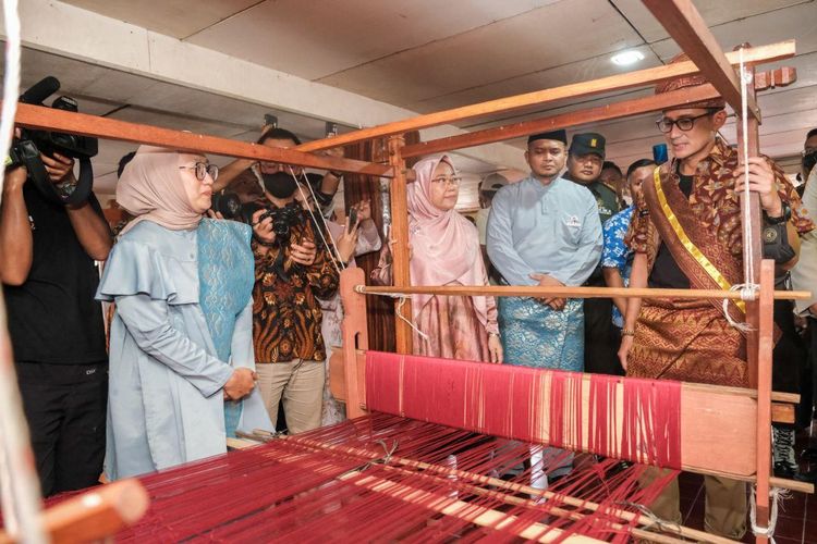 Menteri Pariwisata dan Ekonomi Kreatif (Menparekraf) Sandiaga Uno (kanan) mengunjungi Rumah Adat Puri Melayu Sri Menanti di Sumatera Utara, Kamis (23/6/2022).