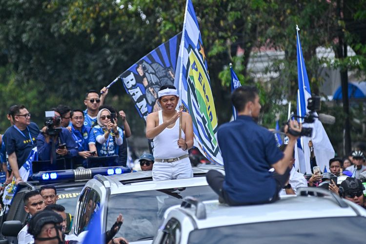Gubernur Jawa Bara Dedi Mulyadi hanya mengenakan kaos dalam saat ikut merayakan Persib juara dalam konvoi berbaur dengan masyarakat, Minggu (25/5/2025).