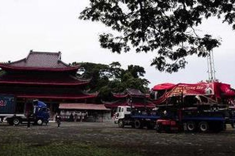 Alat berat menurunkan bungkusan yang berisi patung Laksamana Cheng Ho yang didatangkan dari China di halaman Klenteng Sam Poo Kong, Kota Semarang, Jawa Tengah, Jumat (14/1/2011). Patung tembaga setinggi sekitar 10 meter ini menjadi salah satu penanda jejak Laksamana Cheng Ho yang melaksanakan diplomasi, pertukaran budaya, dan penyebaran agama saat ekspedisi maritimnya pada abad ke-15.