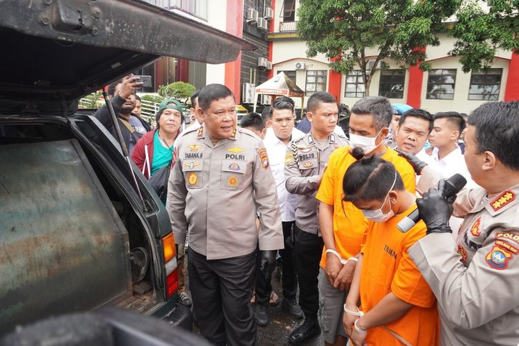 Jajaran Direktorat Reserse Kriminal Khusus (Ditreskrimsus) Polda Kepulauan Riau (Kepri) mengamankan tiga orang tersangka kasus penyalahgunaan pengangkutan dan niaga BBM jenis Bio Solar bersubsidi dengan inisial DI Alias D, SS Alias S dan DT Alias BT.