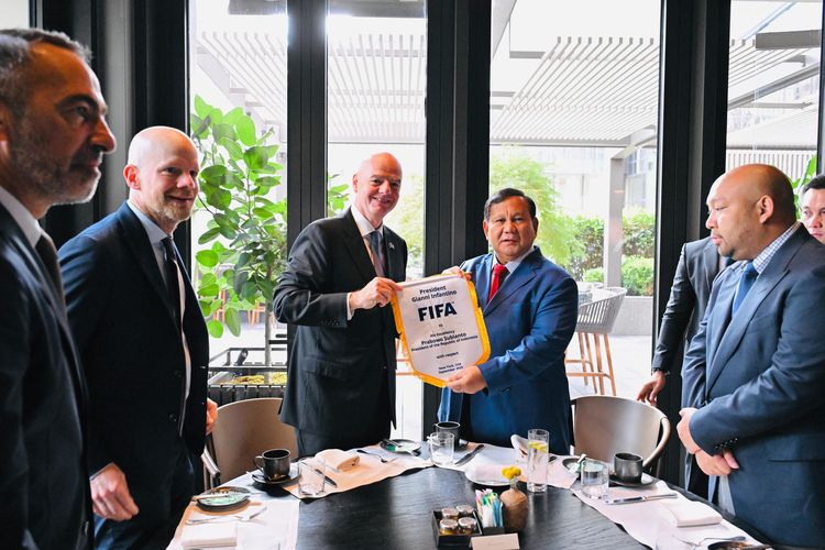 Presiden Republik Indonesia, Prabowo Subianto menerima kunjungan Presiden Federasi Sepak Bola Internasional (FIFA) Gianni Infantino di New York, Amerika Serikat, Rabu (24/9/2025). 