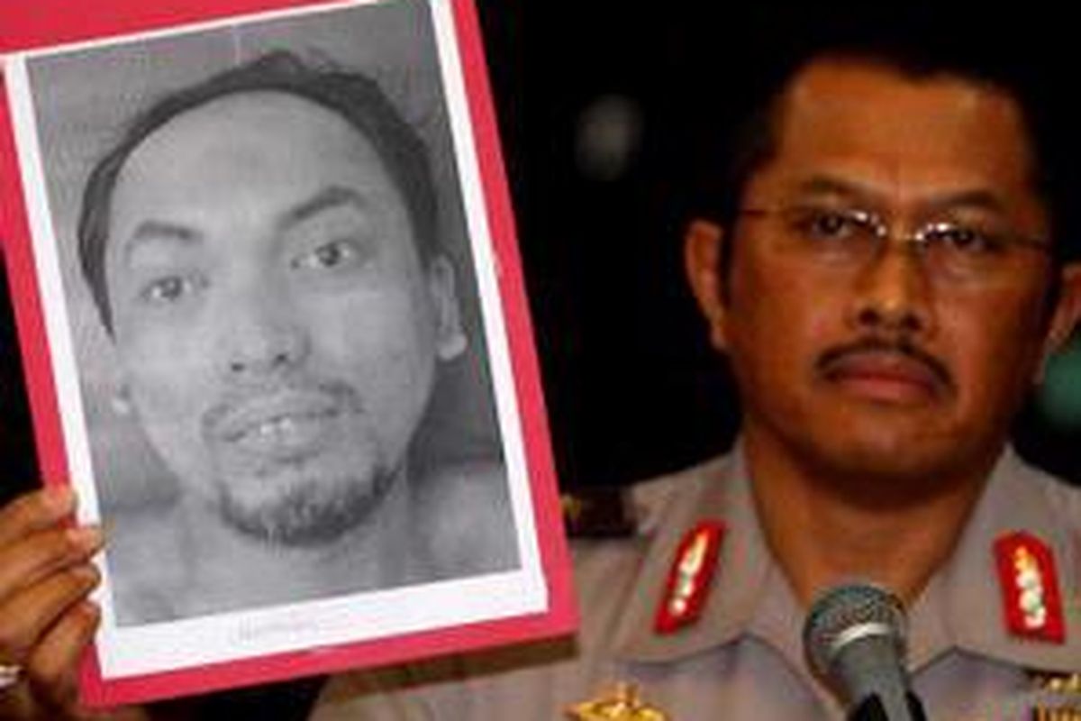 Kadiv Humas Polri Irjen Pol. Nanan Soekarna menunjukkan foto wajah tersangka teroris Ibrohim, mantan florist di Hotel JW. Marriott di Rumah Sakit Polisi Pusat RS Sukanto, Rabu (12/8). Melalui keterangan ini Polri secara resmi mengumumkan bahwa tersangka teroris yang terbunuh pada baku tembak Dusun Beji, Kecamatan Kedu, Temanggung, Jawa Tengah, Sabtu (8/8) bukanlah Noordin M Top melainkan Ibrohim.