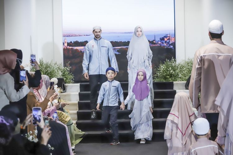 Koleksi Si.Se.Sa bertajuk Raya 2023 Collection menghadirkan busana syar'i mulai dari gamis hingga sarimbit yang didominasi warna-warna pastel.