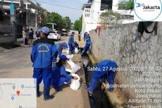 Pasukan Biru Sukarela Bersihkan Selokan Perumahan di Bekasi, Pengamat: Justru Harusnya Dibayar!