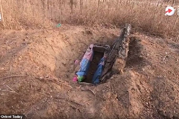 Makam Kang Cuicui di Provinsi Hebei, China, terrbuka dengan jenazahnya tidak ada. Mayat perempuan yang sudah meninggal 12 tahun silam itu dilaporkan diambil dan dijual sebagai pengantin hantu.