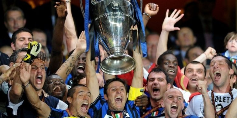 Para pemain Inter Milan mengangkat trofi juara Liga Champions setelah menekuk Bayern Muenchen pada final di Stadion Santiago Bernabeu, Madrid, 22 Mei 2010. Terdekat, Inter Milan akan kembali menghadapi Bayern Muenchen pada laga pertama Grup C Liga Champions 2022-2023, Kamis (8/9/2022) dini hari WIB.