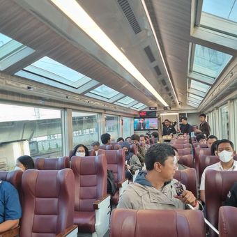 Bagian dalam Kereta Panoramic. Kereta Panoramic dirangkaikan dengan KA Pangandaran dan KA Papandayan.