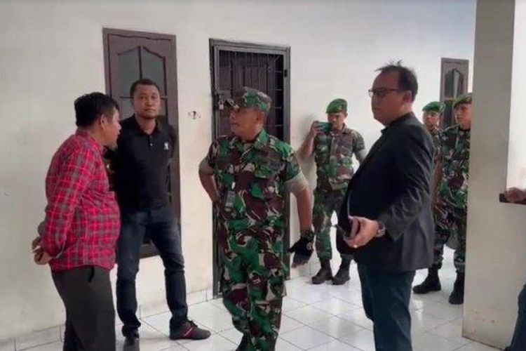 Penampakan puluhan personel TNI dari Kodam I Bukit Barisan mendatangi Sat Reskrim Polrestabes Medan, Sabtu (5/8/2023). 
