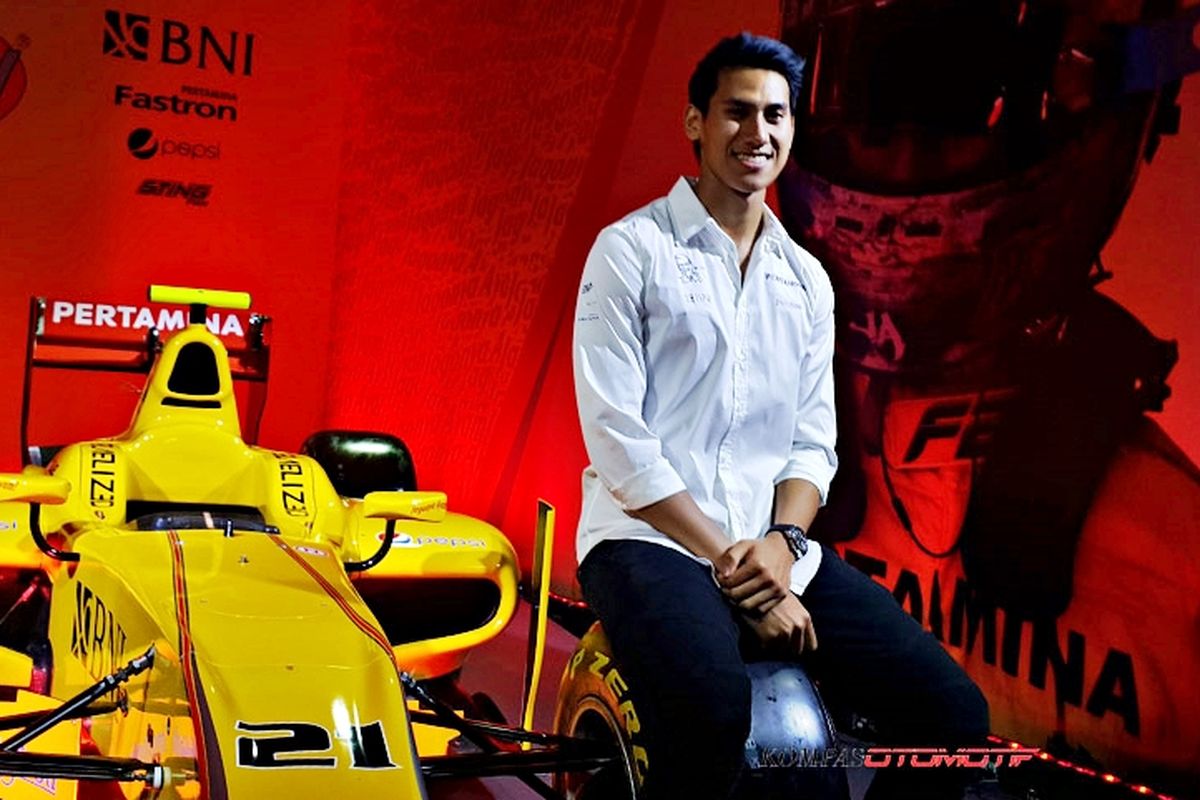 Sean Gelael saat sesi konferensi pers di Jakarta menyambut hasil positif sebagai tes driver Toro Rosso.