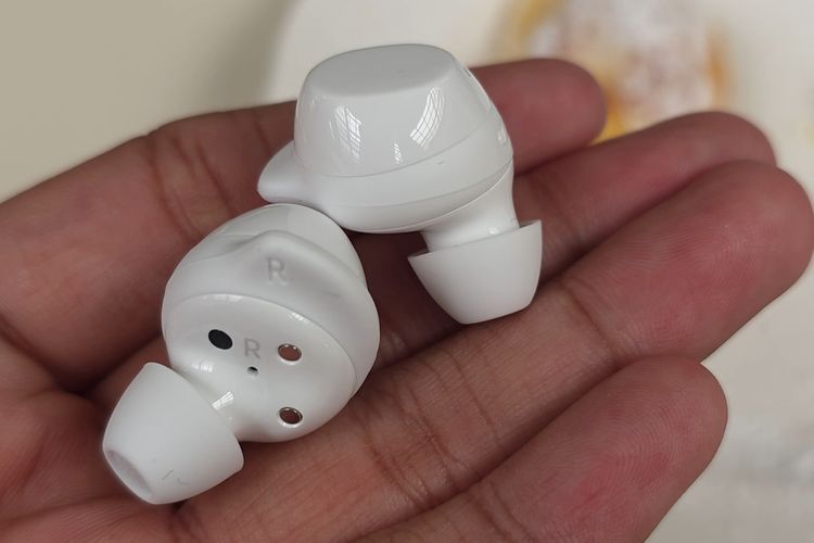 Di masing-masing earbud ada elemen wing untuk menjaga agar earbud tak mudah lepas dari telinga. TWS ini hadir dengan dimensi bodi 5 x 5 x 2,8 cm dan bobot sekitar 31,2 gram (g). Pas dipakai, rasa earbud Galaxy Buds Core rasanya mirip dengan Buds FE. Wing tip-nya bikin earbuds tetap stabil di telinga, dan eartip silikon yang lembut bikin nyaman dipakai lama.