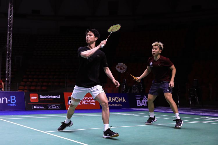 Ganda putra Indonesia, Marcus Fernaldi Gideon/Kevin Sanjaya Sukamuljo, saat berlatih menjelang pertandingan di Thailand Open 2023 yang bergulir di Indoor Stadium Huanmark, Bangkok, pada 30 Mei-4 Juni 2023.