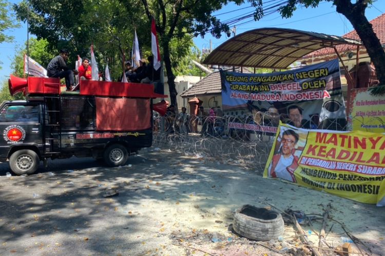 Aksi buntut vonis bebas Ronald Tannur di PN Surabaya, Selasa (30/7/2024).