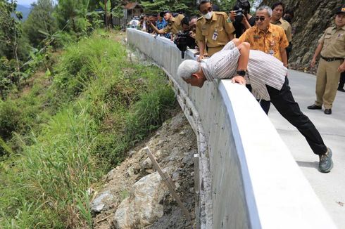 Ganjar Komentari Pembangunan Jalan Perbatasan Kebumen-Banjarnegara: Lumayanlah Ini, Lumayan Jelek